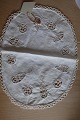 An old table 
centre /mat 
Made by hand
26,5cm x 
20,5cm
In a very good 
condition
Articleno.: 
...