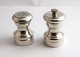 Revere 
Silversmiths 
Inc. A set of 
sterling Pepper 
mill and salt 
shaker (925). 
Height 5.5 cm