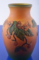 Keramik fra 
Ipsens Enke, 
Danmark. Vase 
dekoreret med 
blomster motiv, 
nr. 451. Højde 
17 cm. har ...