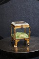 Antikt Fransk smykkeskrin i bronze og facetslebne glas og silkepude i bunden...