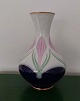 Vase I porcelæn 
fra Bing & 
Grøndahl med 
dekoration I 
skønvirkestil. 
Fremstillet I 
slutningen af 
...