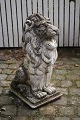 Large, decorative old lion in sandstone with fine patina 
from wind & weather. H: 63cm...