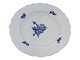 Royal 
Copenhagen Blå 
Blomst Svejfet, 
tidlig 
middagstallerken 
i svagt gråligt 
porcelæn.
Ud fra ...