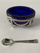 Salt shaker 
with salt spoon 
in silver.
Blue glass 
with silver 
mounting
Stamped 925S 
M.G.&S. ...