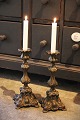 A pair of old 
Rocco 
candlesticks in 
metal with a 
super fine 
patina. 
Height: 30cm.