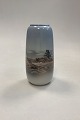 Lyngby 
Porcelain Vase 
with Farmhouse 
No. 74-2/76
Measures 18 cm 
/ 7.08 in.
