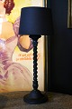 Old English 
table lamp in 
black painted 
twisted wood. 
The lamp is 
fitted with 
brand new 
fabric ...