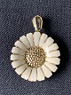Daisy pendant 
gold-plated 
Sterling silver
Length with 
eaves. 3.1 cm.
Diameter. 2.3 
...