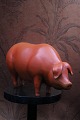 Decorative, old 
piggy bank in 
painted 
terracotta. 
H: 15cm. L: 
30cm.