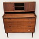 Chatol with 
pull-out plate 
make-up drawer 
and mirror. 
Teak veneer, 
Danish modern 
from the 1960s. 
...