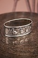 Old napkin ring 
in silver ( 
Stamped ) with 
motifs of 3 
ducks. 
L: 5cm. W: 
2.5cm. H: 2cm. 
...