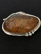 Brooch in 
sterling silver 
with amber
Stamped SD 
925S
Measures 4.0 
cm length
Wide 2.7 ...