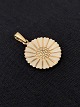 Beautiful 
classic pendant 
for a necklace, 
in a daisy 
motif and made 
of gold-plated 
sterling ...