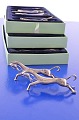 Silver-plated 
metal, knife 
rest shaped 
like a horse, 
length 8 cm. 
Sold with 
bucket without 
lid, ...