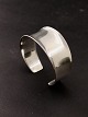 N E From 
sterling silver 
bangle 5.9 cm. 
W. 1.6-2.8 cm. 
subject no. 
5865422