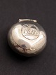 Sterling silver 
pill box D. 3.1 
cm. subject no. 
586665