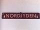 Train sign: 
NORDJYDEN / 
SYD-VESTJYDEN, 
Mål. 39 x 
6.4cm.