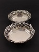 A pair of wine 
coasters 835 
silver D. 16 
cm. H. 3.5 cm. 
weight 240 
grams in total 
item no. 588153