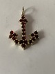 Pendant Anchor 
in gold-plated 
silver with 
inlaid garnets.
Height with 
awl: 28.14 mm
Width: ...