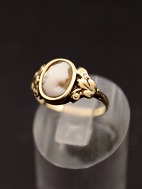 14 carat gold ring  with came