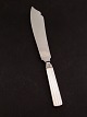 Georg Jensen 
Bernadotte cake 
knife 26 cm. 
Item No. 590152