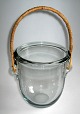 Holmegård 
icebucket  with 
bast handle. 
Sea blue 
glass. H: 21 
cm. Stamp: 
Holmegård 1961.