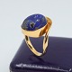 Karen Strand; Ring i 18 kt. guld med lapis lazuli