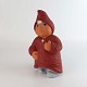 Klarborg figur af nissepigen Gine, som er iført rød nissehue og en lang rød natkjole. Design ...