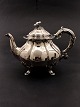 Silver plated 
teapot L. 25 
cm. H. 17.5 cm. 
Item No. 594232