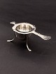 Silver French 
lily  tea 
strainer with 
holder item no. 
596064