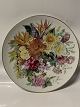 Plate with 
beautiful 
floral motif 
from German 
Hutschenreuther.
 The beautiful 
floral motif 
gives ...