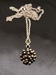 Flora Danica 
sterling silver 
brooch D. 2 cm. 
and self chain 
60 cm. Item No. 
596581