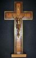 Crucifix in 
bronze and wood 
with intarsia, 
20th century 
France. H: 36 
cm. W: 19 cm.