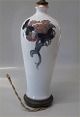 Kgl Lampe på 
bronzefod. 
Dekoreret med 
Sommerfugle og 
guld 
Kgl. 
2074-1817-62