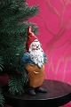 Fine, old 
painted 
terracotta 
Santa with fine 
patina. Height: 
15.5cm.