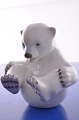 Royal 
Copenhagen / 
Bing & Grondahl 
porcelain 
figur, polar 
bear no. 2535  
Height 13 cm. 
1. ...