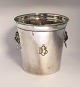 Mappin & Webb 
silverplated. 
Champagne 
cooler. Height 
16.5 cm. 
Diameter 16 cm. 
There are 
traces ...