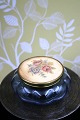 Fine, old "Liva 
Weel" 
bonbonniere in 
delicate blue 
glass with 
metal lid with 
embroidered 
motif ...