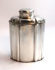 Sivert 
Thorsteinsson, 
Copenhagen. 
Silver tea 
caddy, (830). 
Height 11 cm. 
Produced 1748.