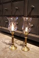 A pair of old 
hurricane 
candlesticks in 
brass with 
beautiful cut 
mouth-blown 
glass. H: 39cm. 
...