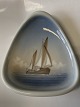 Lyngby Dish 
with Sailboat.
1st Sorting.
Length: 18 cm.
Width: 15.5 
cm.
Decoration 
number: ...