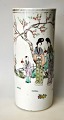 Chinese 
porcelain hat 
stand, Tongzhi, 
19th century. 
Decorated with 
women in a 
garden and ...