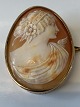 Came brooch14 Karat gold,
Measures 3.5 x 4.0 cm.