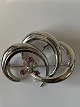 14 Karat White Gold, brooch with brilliants and rubies
Measures 4.5 x 3.4 cm.