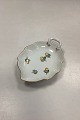 Bing and 
Grøndahl 
Eranthis Small 
Leaf-Shaped 
Dish No. 198 or 
356. Measures 
19.5 cm / 7.67 
in.