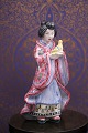Hjorth keramik 
af ung asiatisk 
kvinde med due 
med fin glasur.
Sign. L. 
Hjorth nr. 
531.- ...