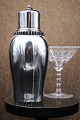 Old cocktail 
shaker from the 
50s in 
silver-plated 
metal with a 
fine patina. 
Height: 22.5 
cm.