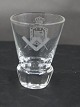 Frimurerglas,
snapseglas dekoreret med slebne symboler, på 
kantsleben fod