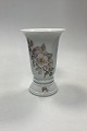 Rosenthal Selb 
Vase with 
Roses. Measures 
20.5 cm x 14 cm 
/ 8.07 in. x 
5.51 in.