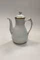 Bing og Grøndahl Hartmann Kaffekande No. 91A. Måler 20 cm x 24,5 cm (7 7/8 in. x 9 41/64 in.) 